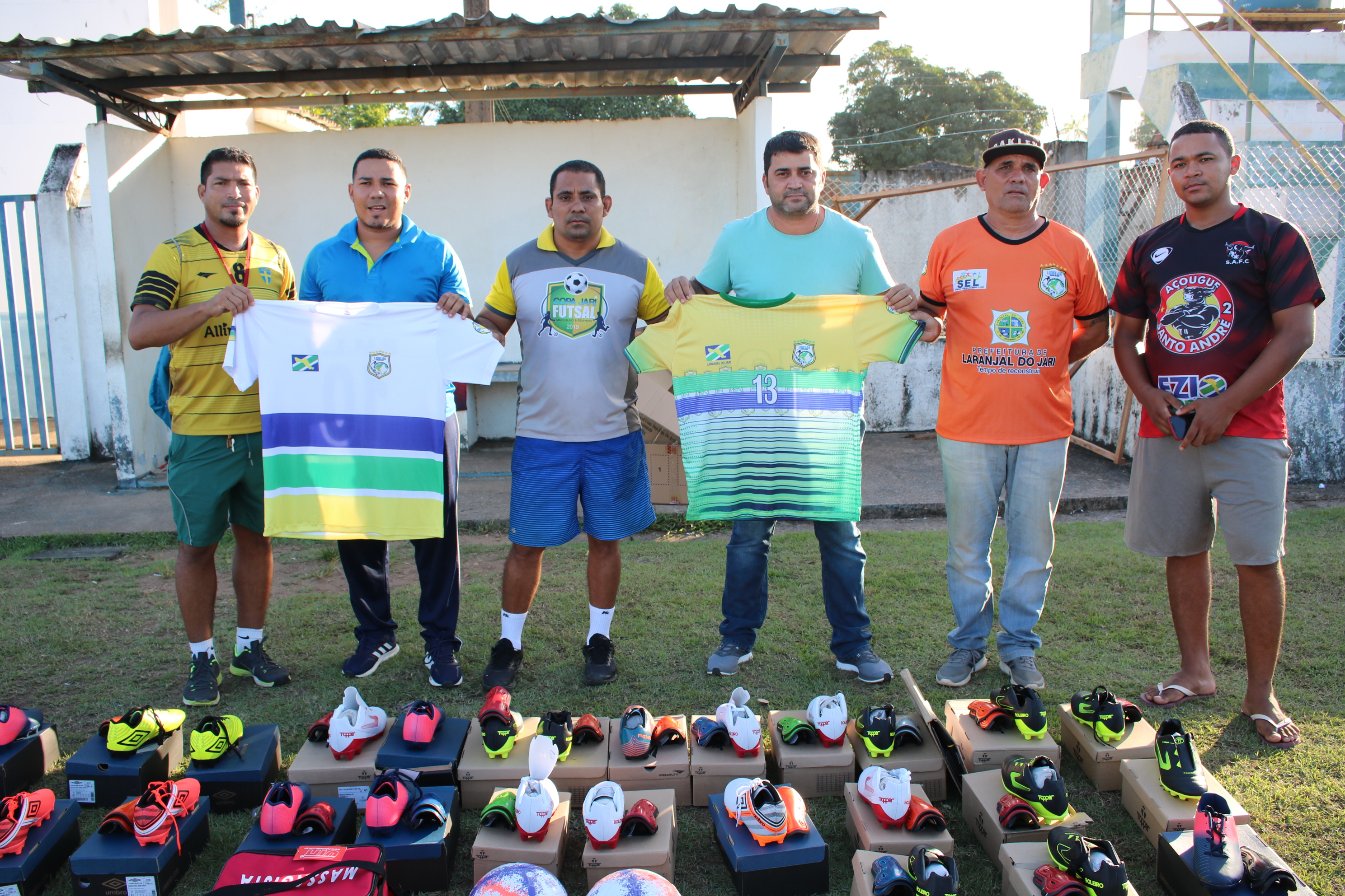 Prefeito Márcio Serrão entrega material para a Seleção de futebol de Laranjal do Jari.